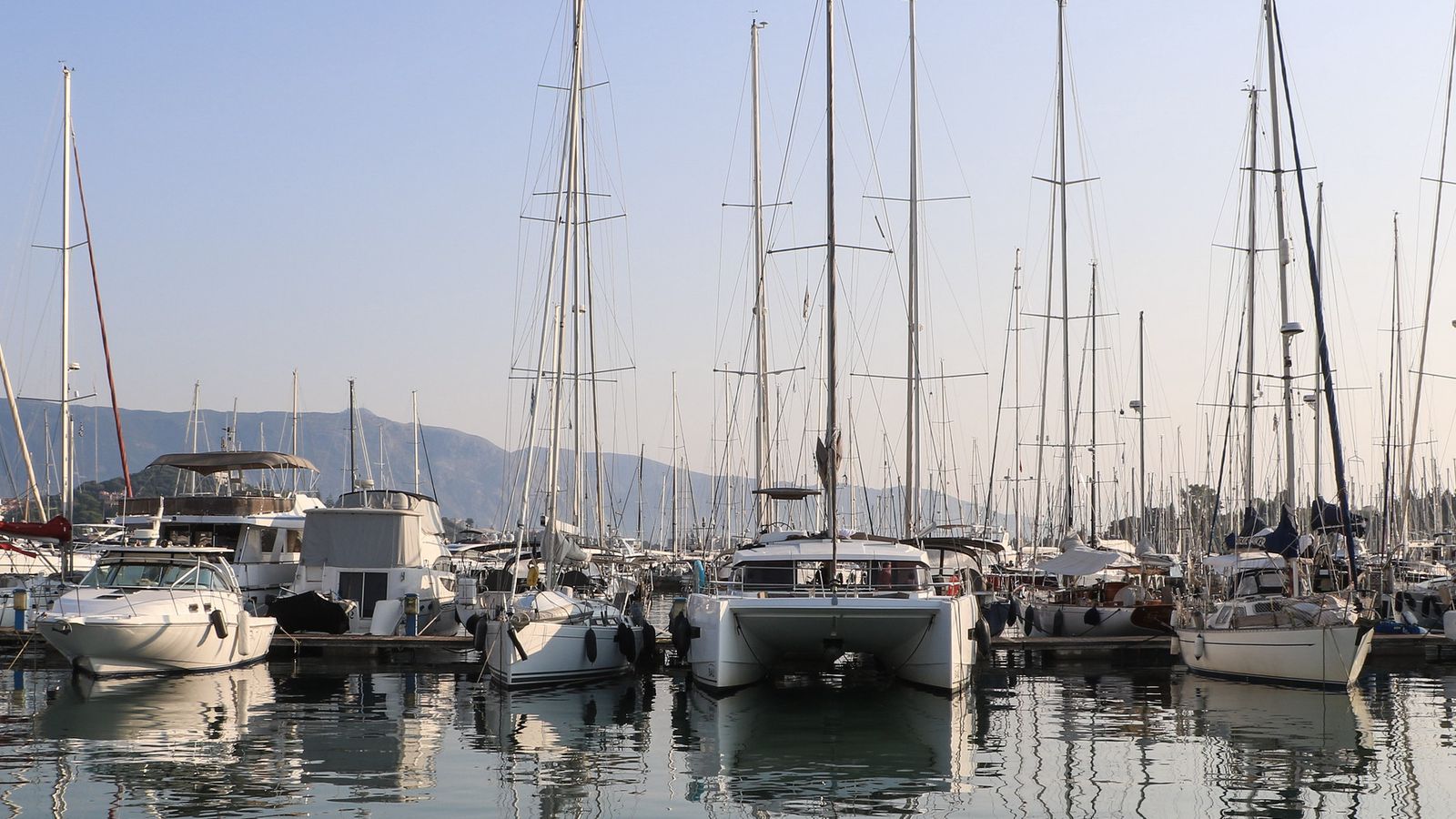 Monohull vs Catamaran: Which Should You Charter?